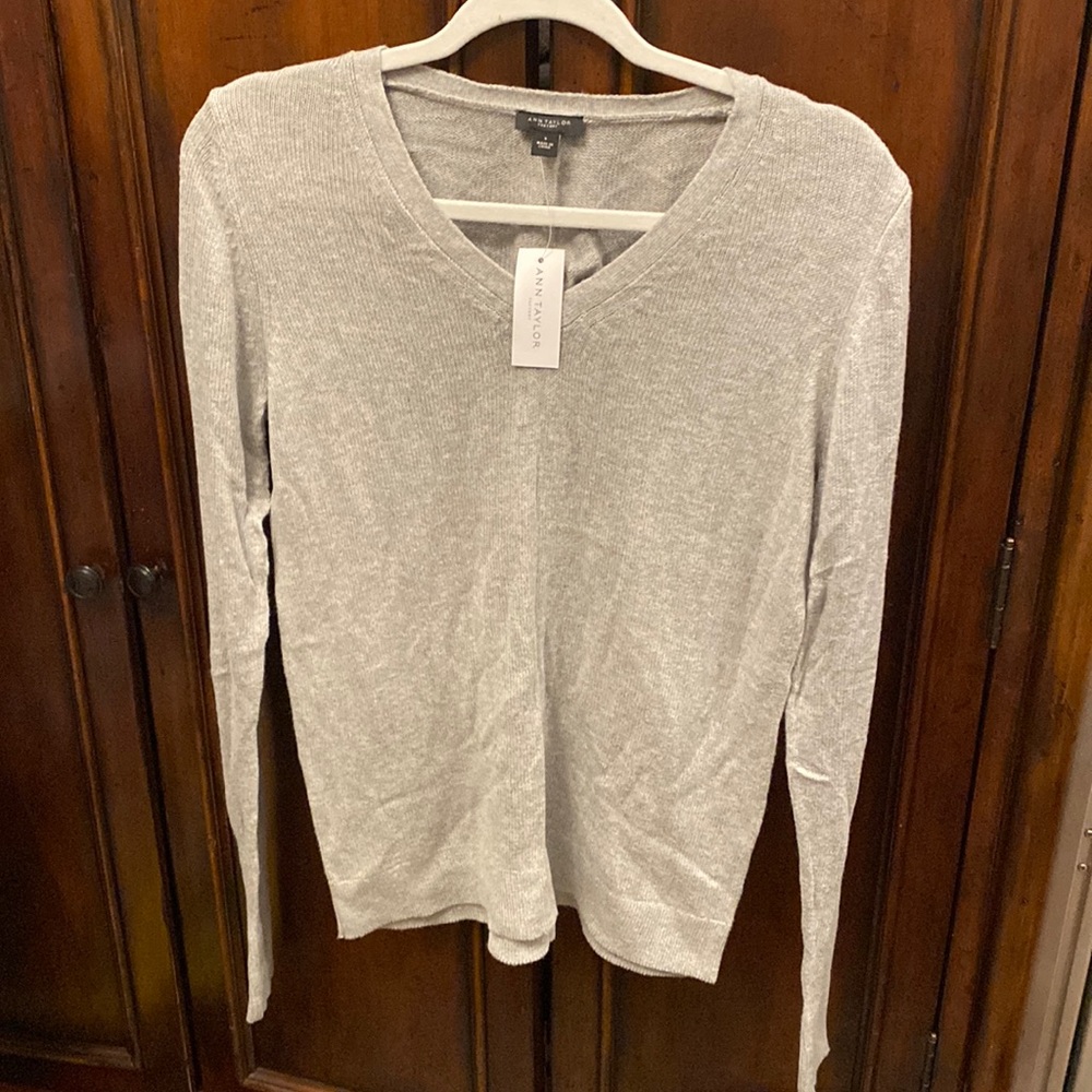 Ann Taylor v neck sweater NWT size small